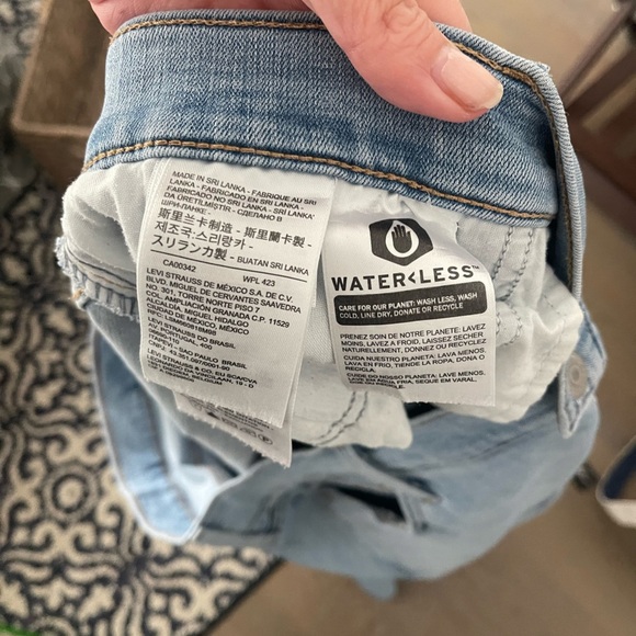 Levi’s Women’s Classic Straight Jeans in a light wash Size 22W - Picture 6 of 6